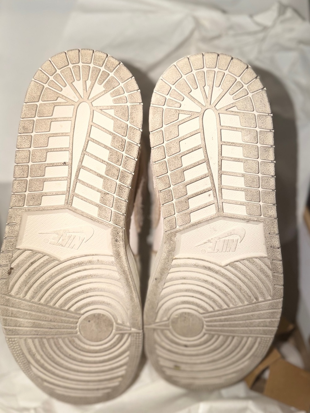 Woman’s air Jordan 1 Low - Picture 6 of 6